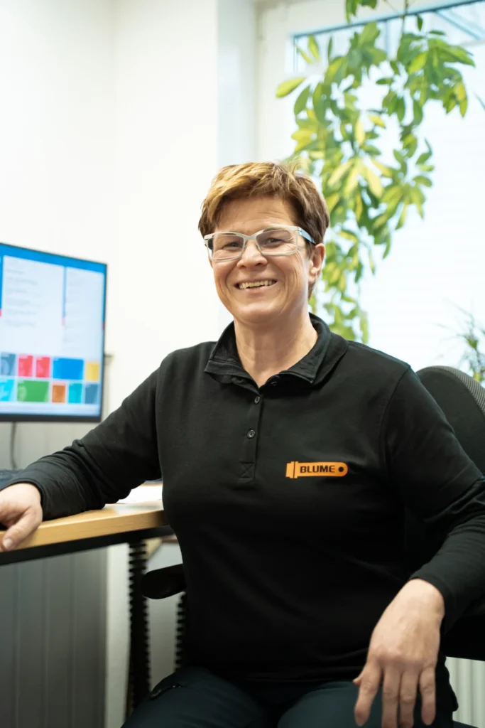 Bild von Ramona Blume in schwarzem Pulli vor Bildschirm