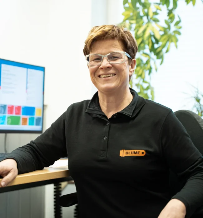 Bild von Ramona Blume in schwarzem Pulli vor Bildschirm
